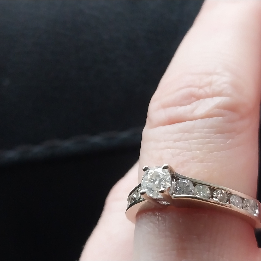 Elegant White Gold Women's Ring - Picture 4 of 5